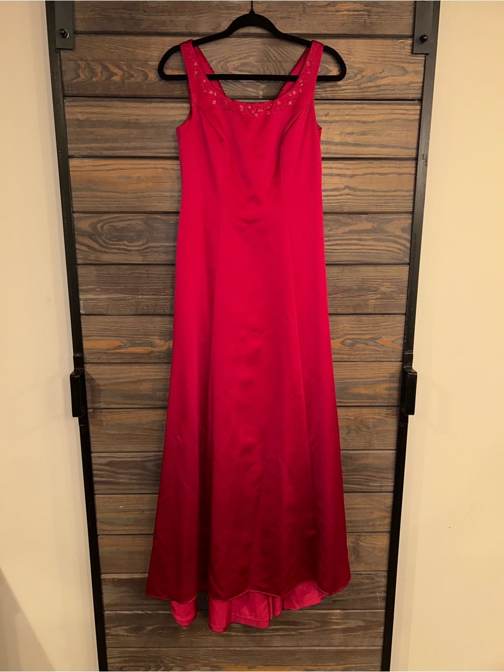 Evening Scoop Neck Satin Maxi Dress in red